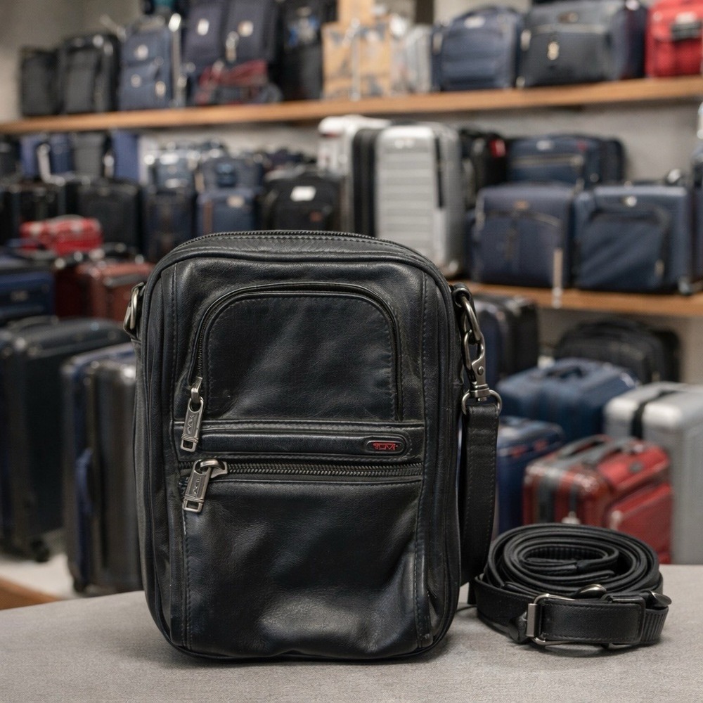 Tumi Black Leather Crossbody Satchel Organizer Travel Compact Capsule 92102D4